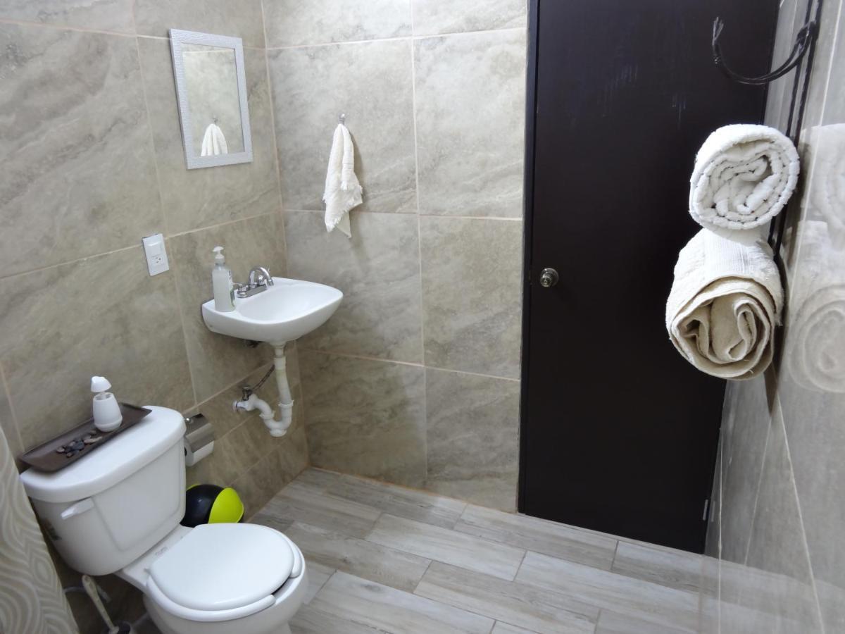 Habitaciones-Comodas-Aire-Wifi-Tv-Cerca De Playa-!!Excelente Precio II مانزانيلو المظهر الخارجي الصورة